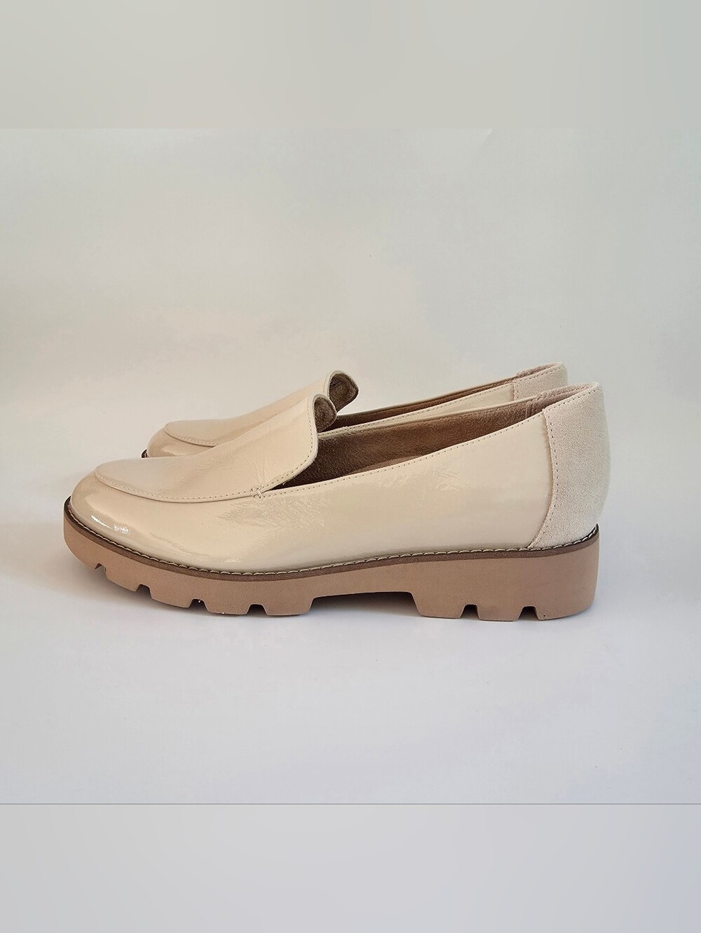 Vionic Kensley Slip on Cream Patent Leather Women's Loafer Size 8.5
